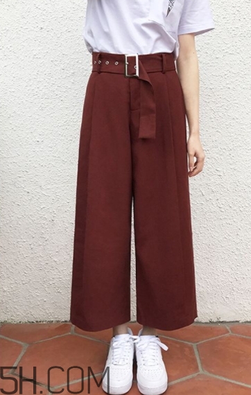 焦糖色褲子配什么鞋子？焦糖色褲子配什么襪子