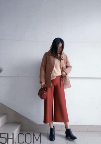 焦糖色褲子配什么鞋子？焦糖色褲子配什么襪子