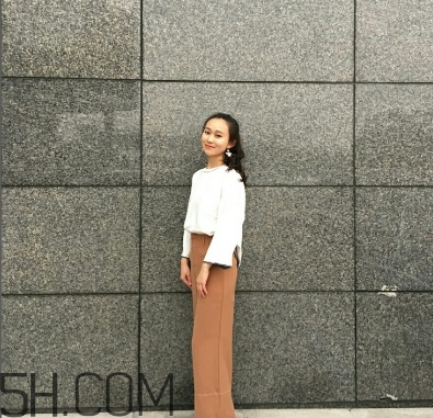 焦糖色褲子配什么鞋子？焦糖色褲子配什么襪子