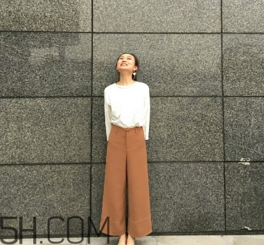 焦糖色褲子配什么鞋子？焦糖色褲子配什么襪子