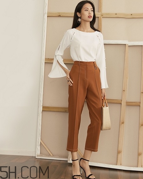 焦糖色褲子配什么鞋子？焦糖色褲子配什么襪子