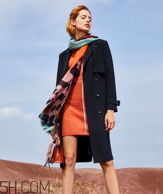 焦糖色裙子配什么上衣？焦糖色裙子配什么顏色上衣好看