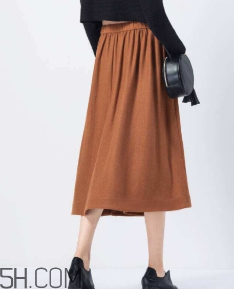 焦糖色裙子配什么上衣？焦糖色裙子配什么顏色上衣好看