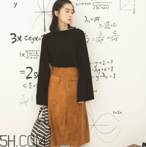 焦糖色裙子配什么上衣？焦糖色裙子配什么顏色上衣好看