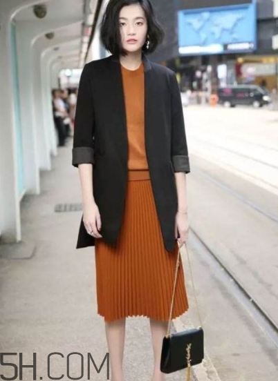 焦糖色裙子配什么上衣？焦糖色裙子配什么顏色上衣好看