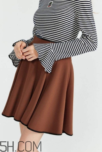 焦糖色裙子配什么襪子？焦糖色裙子配什么鞋子