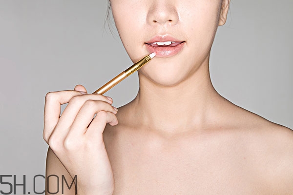 涂完口紅要用什么洗 涂口紅后要怎么清洗 涂完口紅要用什么洗 涂口紅后要怎么清洗