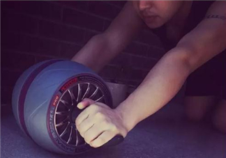 健腹輪練哪些肌肉？健腹輪和仰臥起坐哪個效果好？