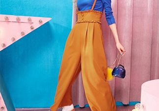 焦糖色褲子配什么鞋子？焦糖色褲子配什么襪子