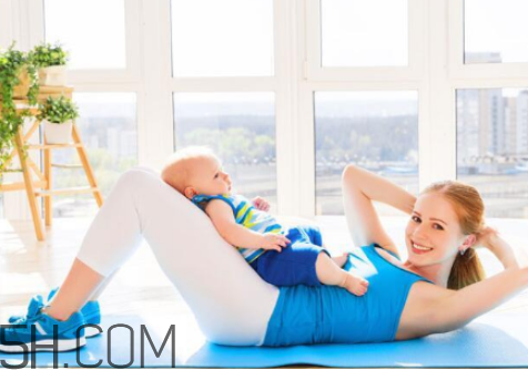 卷腹和仰臥起坐哪個效果好？做卷腹運動的幾個要點