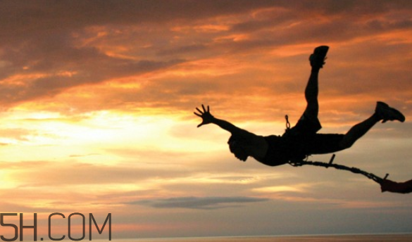 蹦極什么季節(jié)去好？雙人蹦極是抱一起的么？