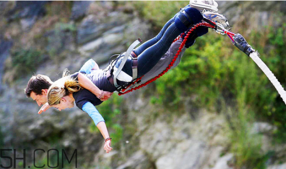 蹦極什么季節(jié)去好？雙人蹦極是抱一起的么？