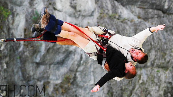 蹦極什么季節(jié)去好？雙人蹦極是抱一起的么？