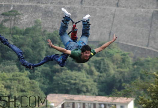 蹦極可以戴隱形眼鏡嗎？蹦極的注意事項(xiàng)