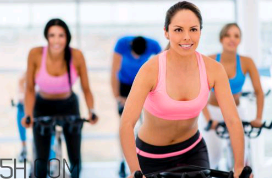 怎樣騎動(dòng)感單車(chē)減肥效果好？拉筋的注意事項(xiàng)