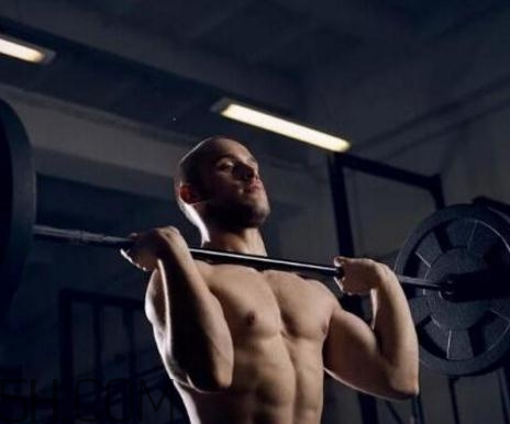 做肩推要沉肩嗎？肩推下背痛是什么原因？