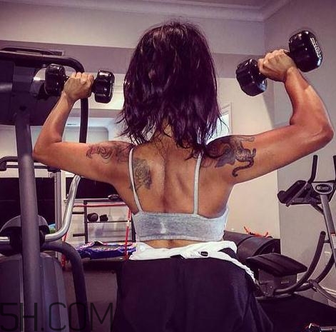 做肩推要沉肩嗎？肩推下背痛是什么原因？