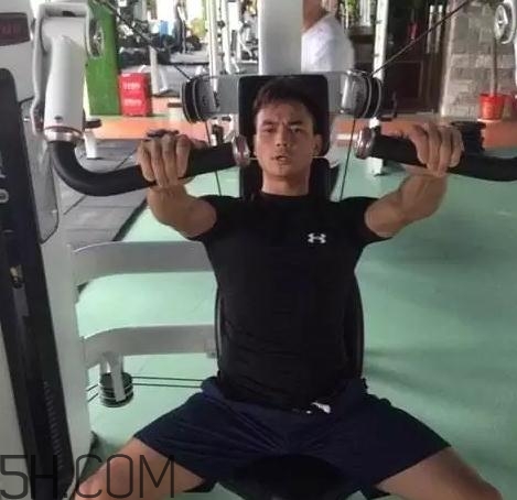 坐姿推胸練哪里？坐姿推胸動作要領(lǐng)