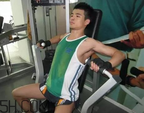 坐姿推胸能練下胸嗎？坐姿推胸和臥推哪個效果好？