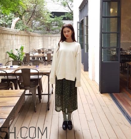 白色毛衣搭配什么裙子？白色毛衣搭配裙子圖片