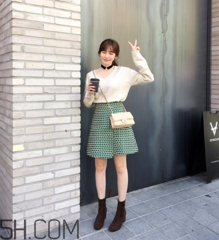 白色毛衣搭配什么裙子？白色毛衣搭配裙子圖片