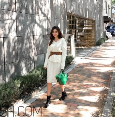 白色毛衣搭配什么裙子？白色毛衣搭配裙子圖片