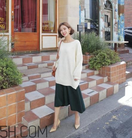 白色毛衣搭配什么裙子？白色毛衣搭配裙子圖片