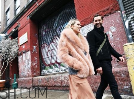 短款皮草下身搭配什么？短款皮草怎么搭配？