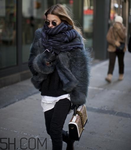 短款皮草下身搭配什么？短款皮草怎么搭配？