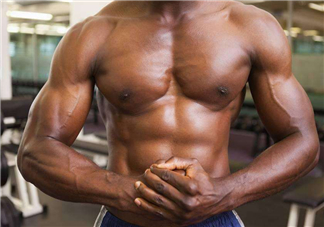 坐姿推胸能練下胸嗎？坐姿推胸和臥推哪個(gè)效果好？