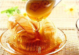 不宜喝蜂蜜的人群有哪些？蜂巢蜜和蜂蜜哪個(gè)好？