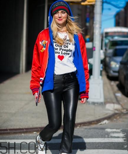 紅色衣服染色了怎么辦？紅色衣服染上黑色怎么洗掉？