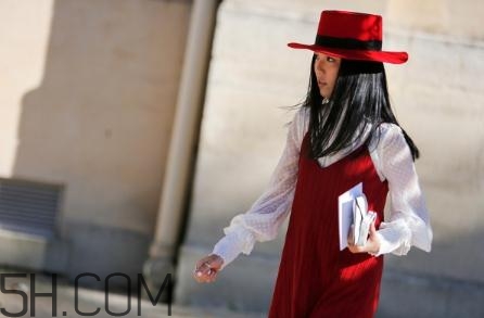 紅色衣服染色了怎么辦？紅色衣服染上黑色怎么洗掉？