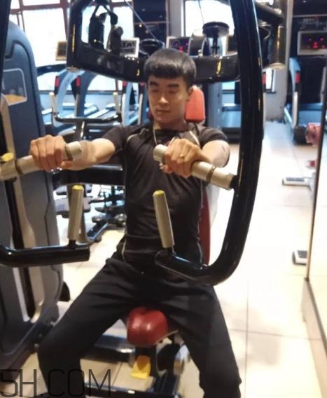 坐姿推胸多重合適？坐姿推胸怎么確定重量？