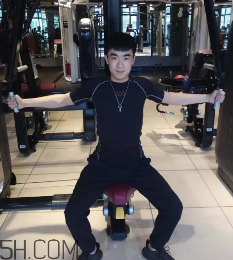 坐姿推胸多重合適？坐姿推胸怎么確定重量？