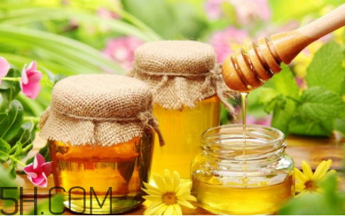 喝蜂蜜水能解酒嗎？蜂蜜吃多了會(huì)怎樣？