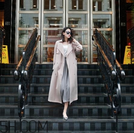 粉色衣服配什么顏色的褲子？粉色衣服搭配褲子圖片