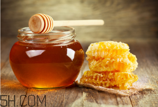 不宜喝蜂蜜的人群有哪些？蜂巢蜜和蜂蜜哪個好？