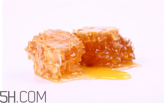 不宜喝蜂蜜的人群有哪些？蜂巢蜜和蜂蜜哪個(gè)好？