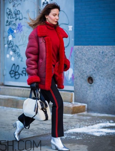 紅色衣服配什么顏色包包？紅色衣服搭配包包圖片