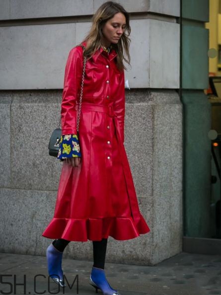 紅色衣服配什么顏色包包？紅色衣服搭配包包圖片