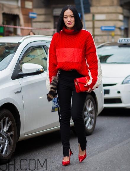 紅色衣服配什么顏色包包？紅色衣服搭配包包圖片