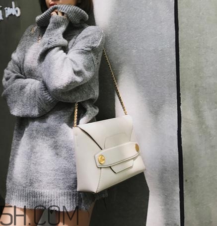 白色包包被衣服染色了怎么辦？白色包包染色怎么去除？