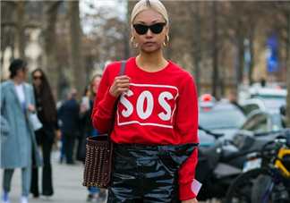 紅色衣服配什么顏色包包？紅色衣服搭配包包圖片