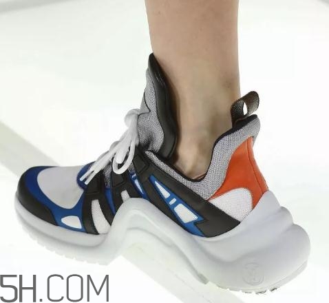 lv2018新款復(fù)古運動鞋多少錢？lv復(fù)古老爹鞋價格