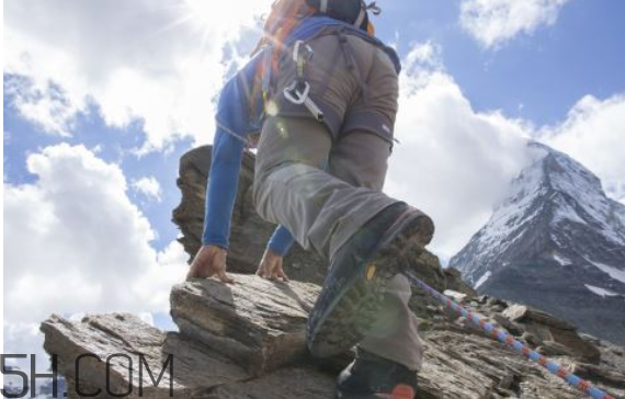 夏天爬山穿什么鞋？經(jīng)常爬山對膝蓋不好嗎？