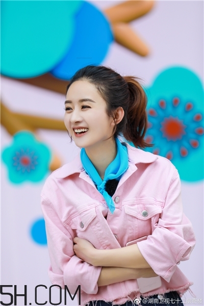 膽結(jié)石會引起轉(zhuǎn)氨酶升高嗎？膽結(jié)石會引起什么?。?></p><h3>膽結(jié)石怎么治療</h3><p>膽結(jié)石治療方法有很多，目前膽結(jié)石治療主要有兩種方法，一種是手術(shù)治療。另一種是非手術(shù)療法，即采取中西醫(yī)對癥治療、中醫(yī)藥物治療等療法。兩種療法各有利弊。</p><p>膽結(jié)石手術(shù)治療可分為一般手術(shù)和微創(chuàng)手術(shù)。</p><p>1.一般的手術(shù)治療</p><p>對于一些比較大的、藥物不起作用的結(jié)石可通過手術(shù)直接切除膽囊，能快速根除病灶，是目前最好的辦法。但手術(shù)有一定的適應(yīng)證。</p><p>2.微創(chuàng)手術(shù)</p><p>只是在腹部切三個2～3公分的小切口就可以了，手術(shù)方法簡單、創(chuàng)傷小、恢復(fù)快。但是微創(chuàng)手術(shù)很難將細小結(jié)石取出，還會誘發(fā)結(jié)石。</p><p style=