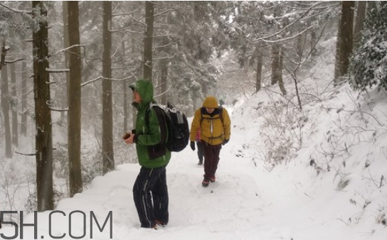 下雪爬山要準(zhǔn)備什么？爬山后小腿疼怎么按摩？