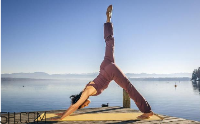 練瑜伽可以矯正駝背嗎？床上瑜伽有助睡眠減肥嗎？