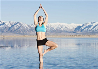 瑜伽早上練好還是晚上好？瑜伽怎么治駝背？